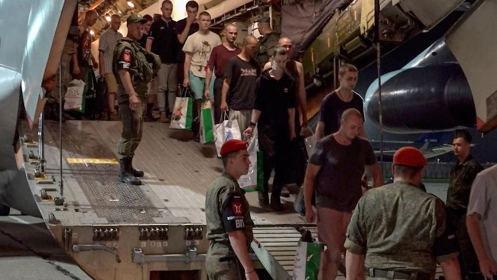 Kuvassa Venäjän puolustusministeriön kuvaamia Ukrainan vapauttamia sotavankeja Moskovan lentokentällä 25. elokuuta.