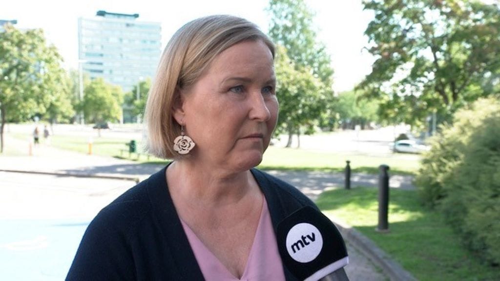 SDP:n ryhmäpuheenvuoron käyttänyt Ilmari Nurminen totesi, että hallituksen politiikka on ajanut hyvinvointialueet syvään ahdinkoon. Hän syytti sosiaali- ja terveysministeri Kaisa Juusoa (ps., kuvassa) siitä, ettei tämä puolusta ihmisten palveluita.