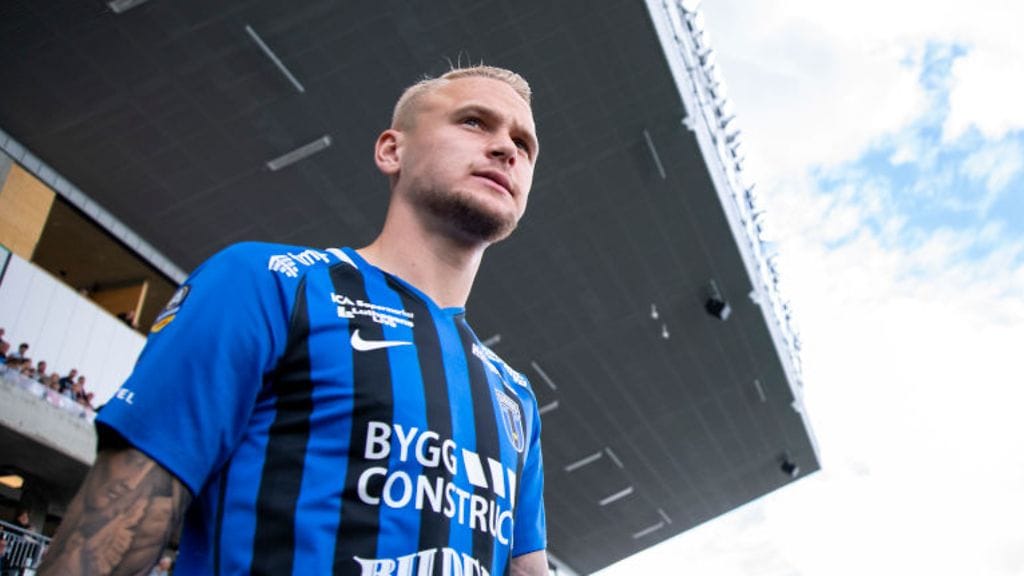 Ruotsalaispuolustaja Adam Ståhl on saanut Suomen passin ja on vapaa edustamaan äitinsä kotimaata.