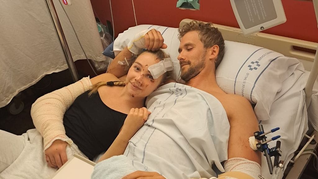 Pariskunta kuvattuna yhdessä sairaalassa vajaa viikko onnettomuuden jälkeen.