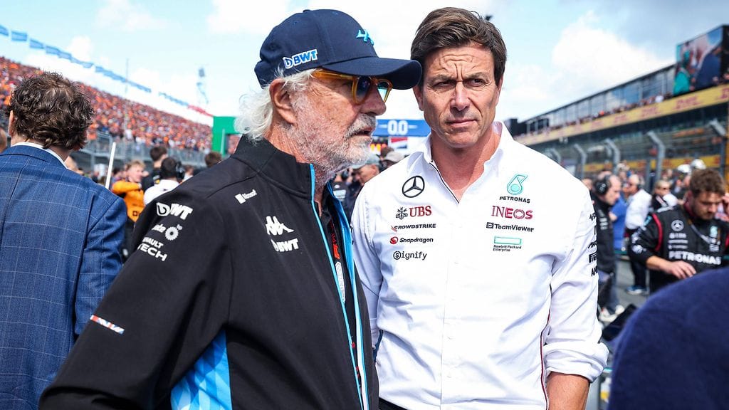 Flavio Briatore (vas.) on puuhannut kulisseissa Alpinelle siirtoa Renault'n moottoreista Mercedeksen asiakkaaksi.