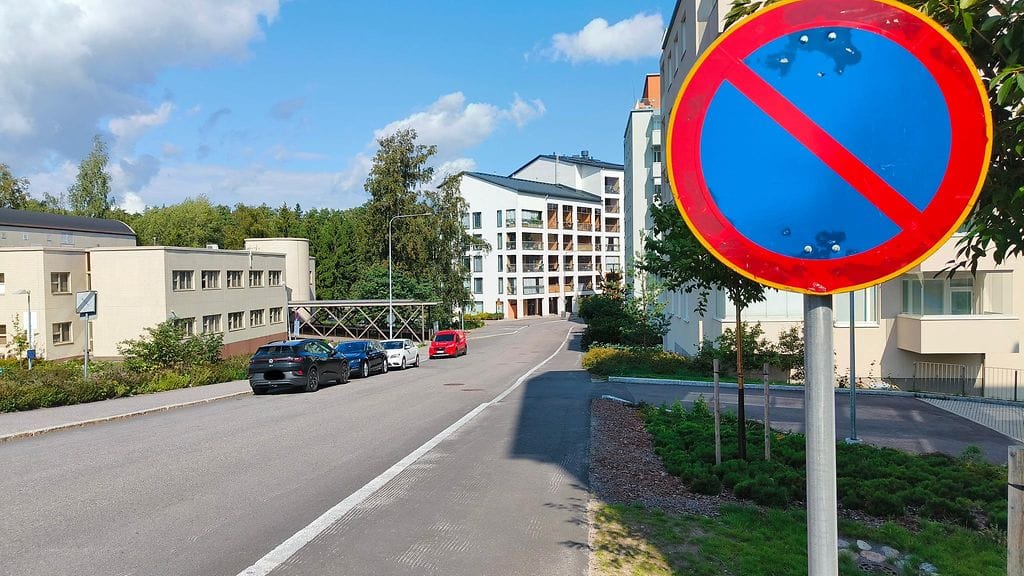 Päättyykö etualalla olevan "Pysäköinti kielletty" -merkin vaikutus tien reunassa vasemmalla olevaan "Pysäköintikieltoalue päättyy" -merkkiin?