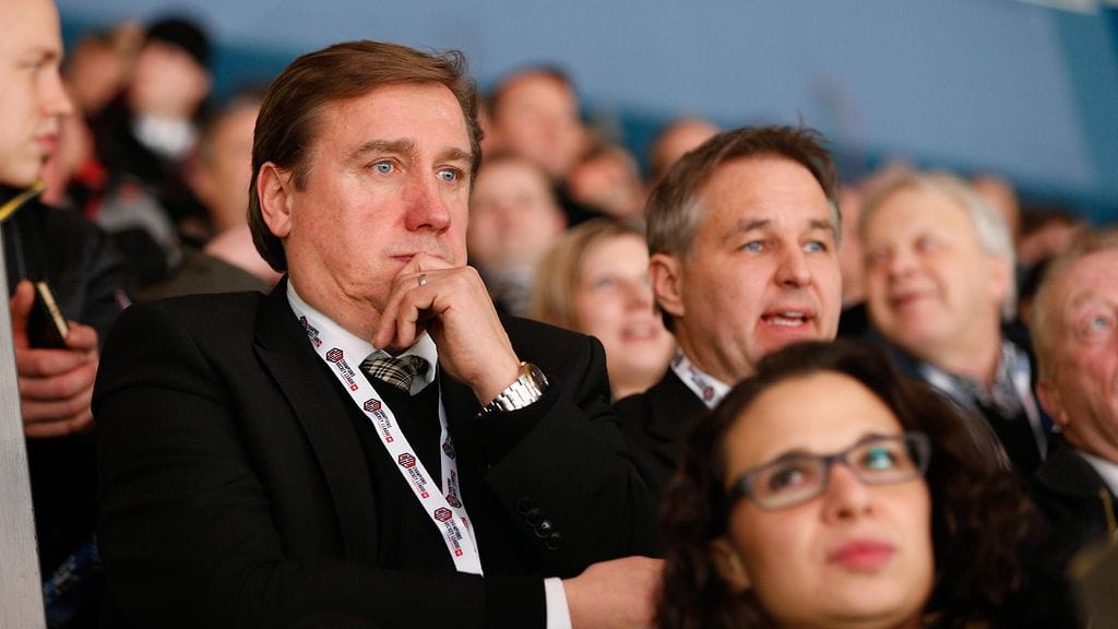 Juha Junno (kuvassa pohtivana) on Kärppien uusi puheenjohtaja.