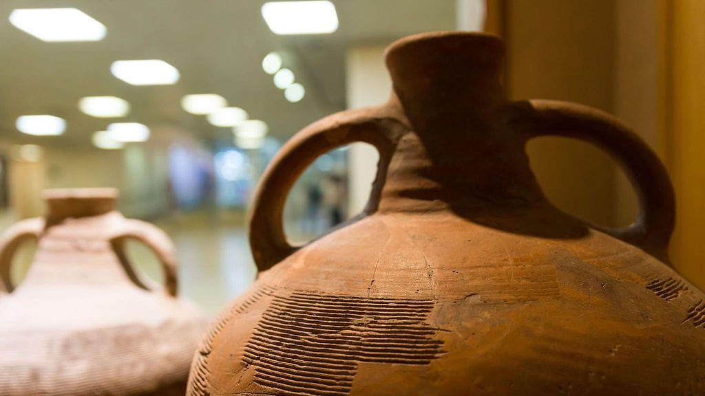 Vähintään 3 500 vuotta vanha pronssikautinen ruukku koristi Israelin Haifassa sijaitsevan Hecht-museon sisäänkäyntiä, kunnes nelivuotias lapsi rikkoi sen vahingossa aiemmin tällä viikolla. Kuvituskuvan ruukut ovat olleet esillä museossa, mutta hajonnut ruukku ei ole yksi niistä.