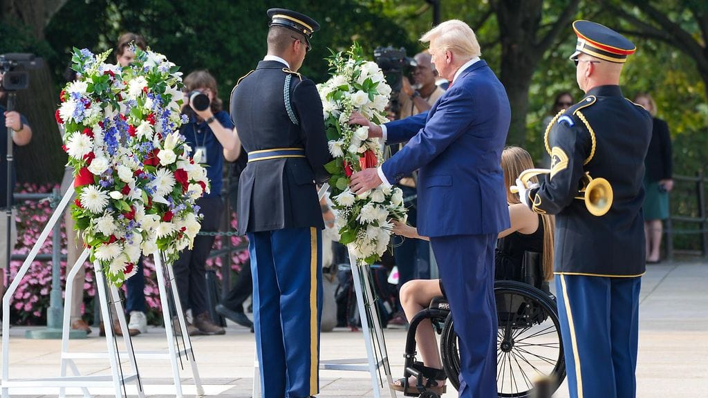 Donald Trump vieraili maanantaina Arlingtonin hautausmaalla kunnioittaakseen Afganistanin evakuoinnissa kuolleita 13 sotilasta.