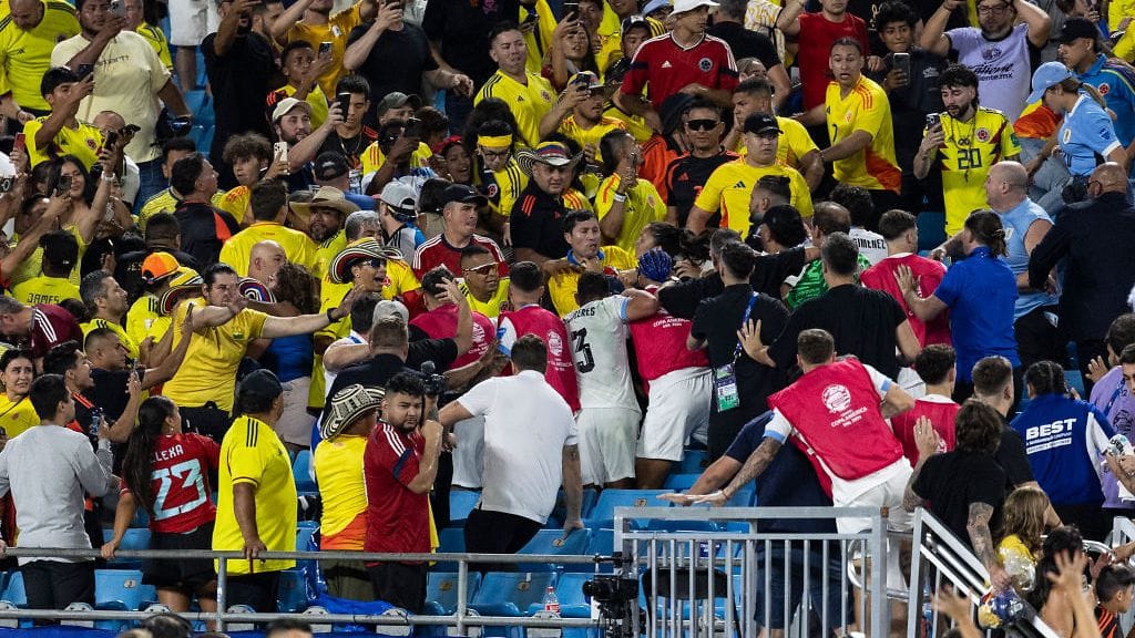 Osa Uruguayn pelaajista osallistui Copa America -ottelun yhteydessä kannattajien rähinään katsomossa.