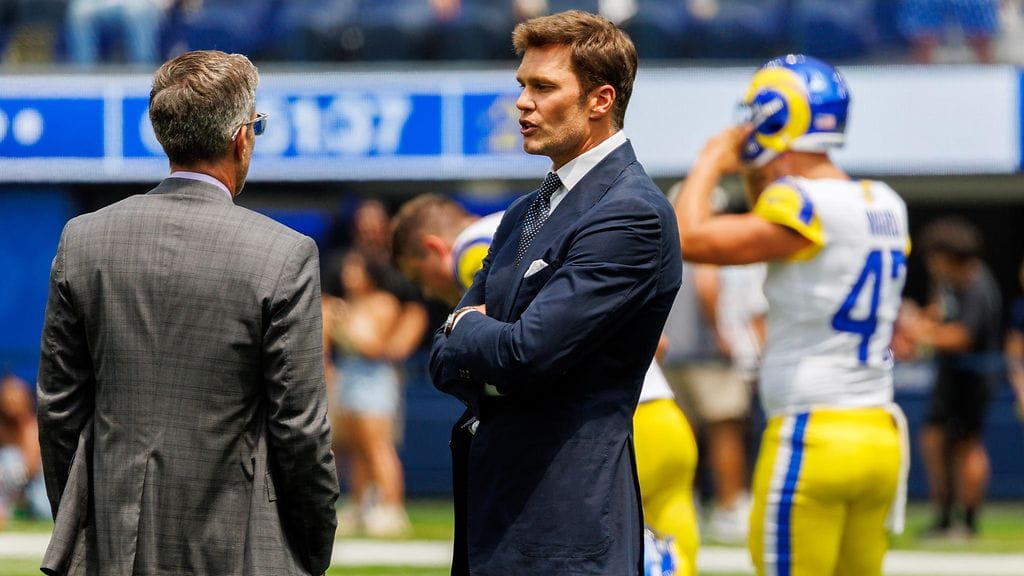 Tom Bradyn rahakas asiantuntijapesti saattaa vesittyä mahdollisen seurakaupan seurauksena. Kuvassa Brady keskustelee kollegansa Kevin Burkhardtin kanssa harjoitusottelussa 11. elokuuta.