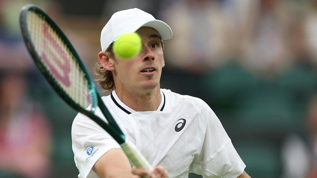 Alex de Minaur eteni Wimbledonissa puolivälieriin, mutta joutui vetäytymään turnauksesta lonkkavamman takia.