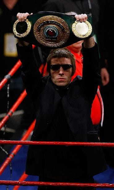 Liam Gallagher esitteli Ricky Hattonin MM-vyötä antaumuksella.