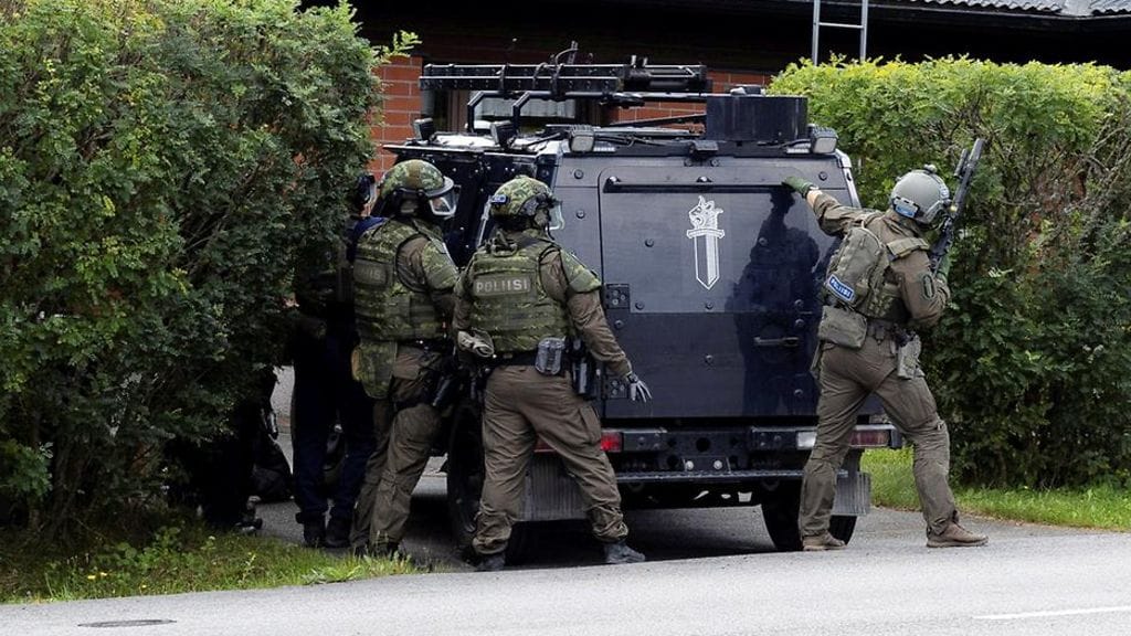 Lehtikuvan kuvaaja todisti poliisien tarkastustehtävää iltapäivällä Jyväskylän Kirrin kaupunginosassa.