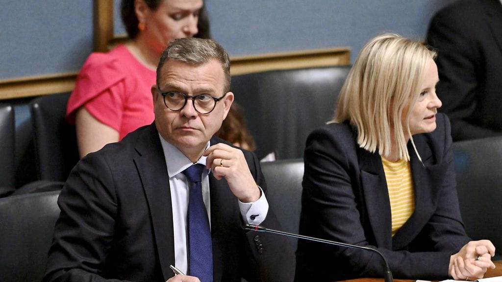 Pääministeri Petteri Orpo ja valtiovarainministeri Riikka Purra kuvattuina eduskunnan kyselytunnilla kesäkuussa.