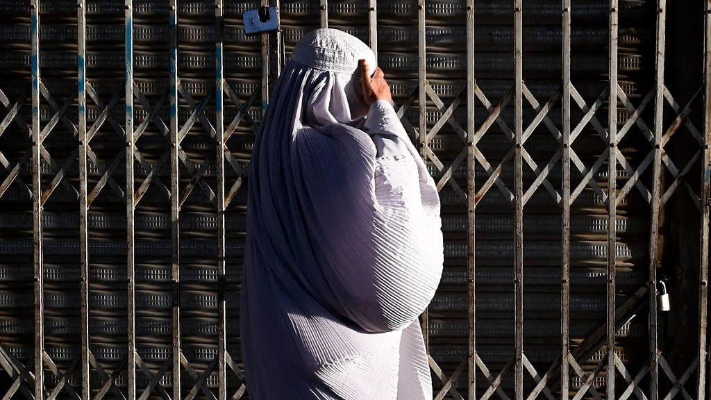 Burkaan pukeutunut nainen Afghanistanistanin Kandaharissa 25. elokuuta.