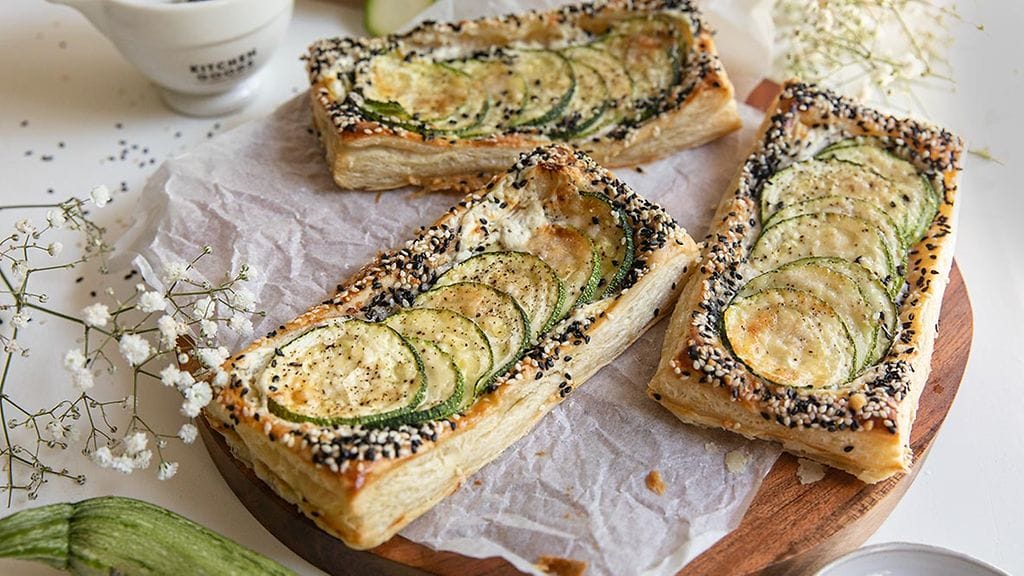 Kesäkurpitsapiiraat valmistetaan vain muutamasta raaka-aineesta.