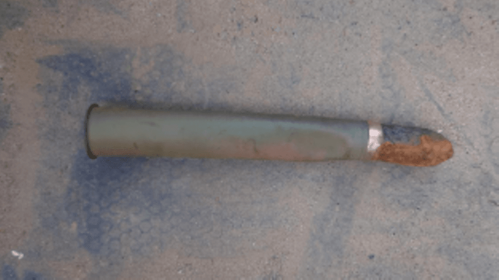 Tällainen tykin ammus tuotiin iltapäivällä Rovaniemen pääpoliisiasemalle.