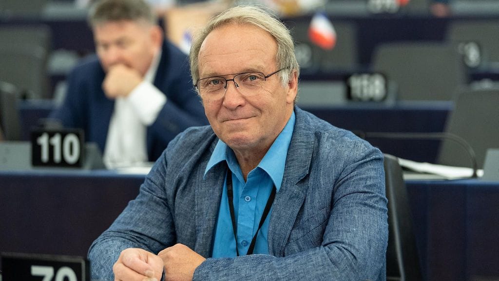 Teuvo Hakkarainen europarlamentin istunnossa keväällä 2019.