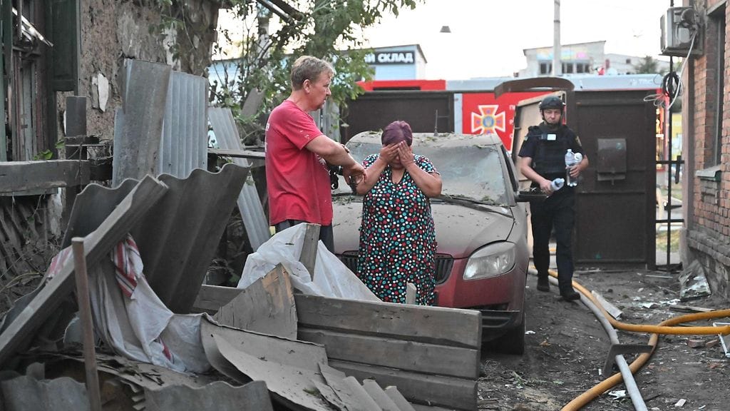 Ainakin neljä ihmistä on kuollut Venäjän iskuissa Harkovassa Ukrainan itäosassa, kertoo kaupungin pormestari viestipalvelu Telegramissa. Kuva ohjusiskun jäljistä Harkovassa viime sunnuntaina.