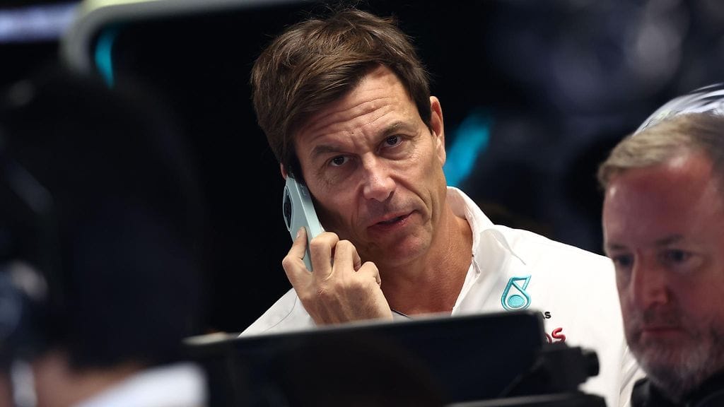 Mercedes-pomo Toto Wolff on keskellä kuskirulettia.