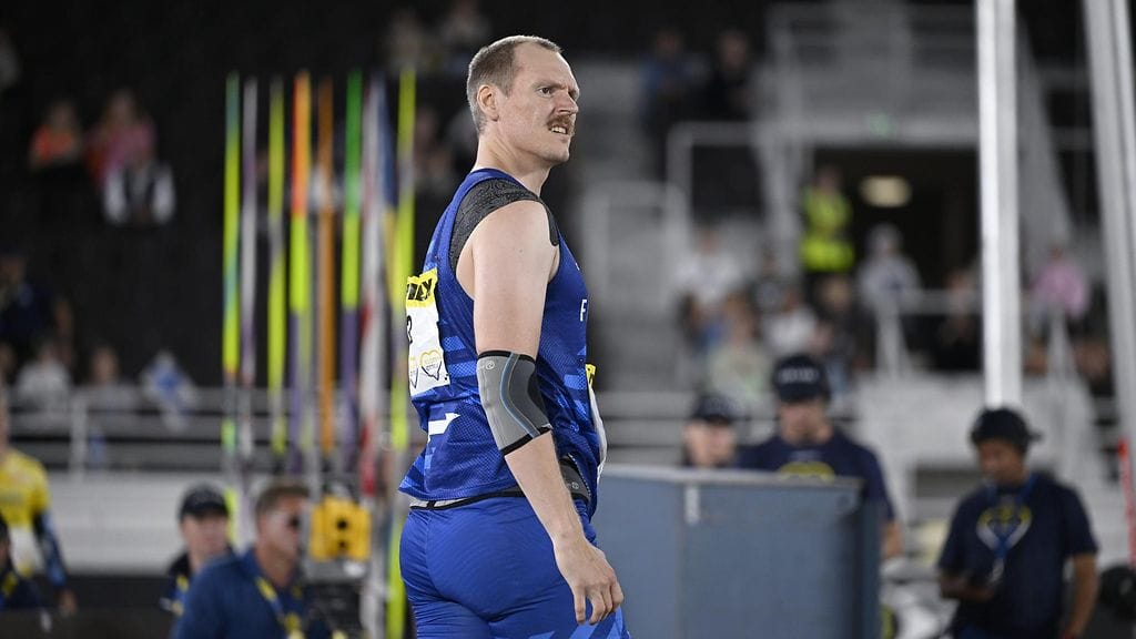 Lassi Etelätalo tutkaili, mihin saakka keppi tällä kertaa laskeutui.