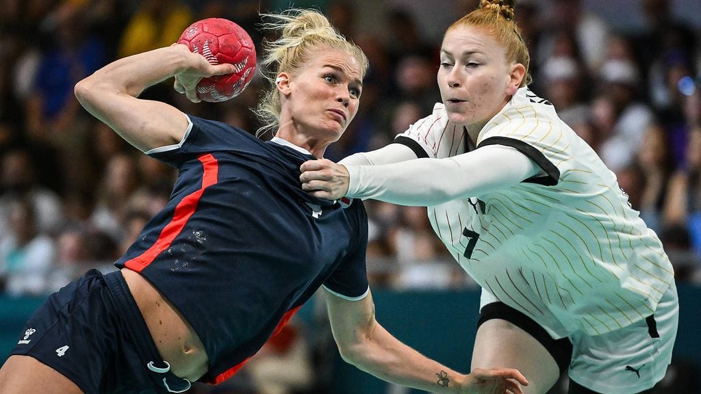 Veronica Kristiansen (vas.) vauhdissa käsipallon olympiaturnauksessa Pariisissa.