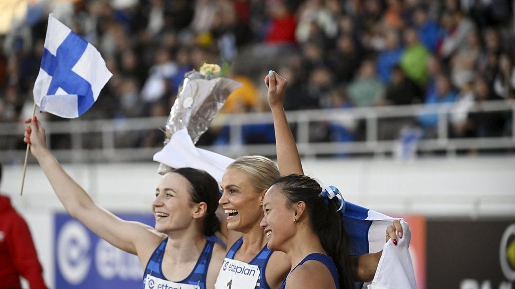 Reetta Hurske, Lotta Harala ja Saara Keskitalo toivat Suomen naisille kolmoisvoiton pika-aidoissa.