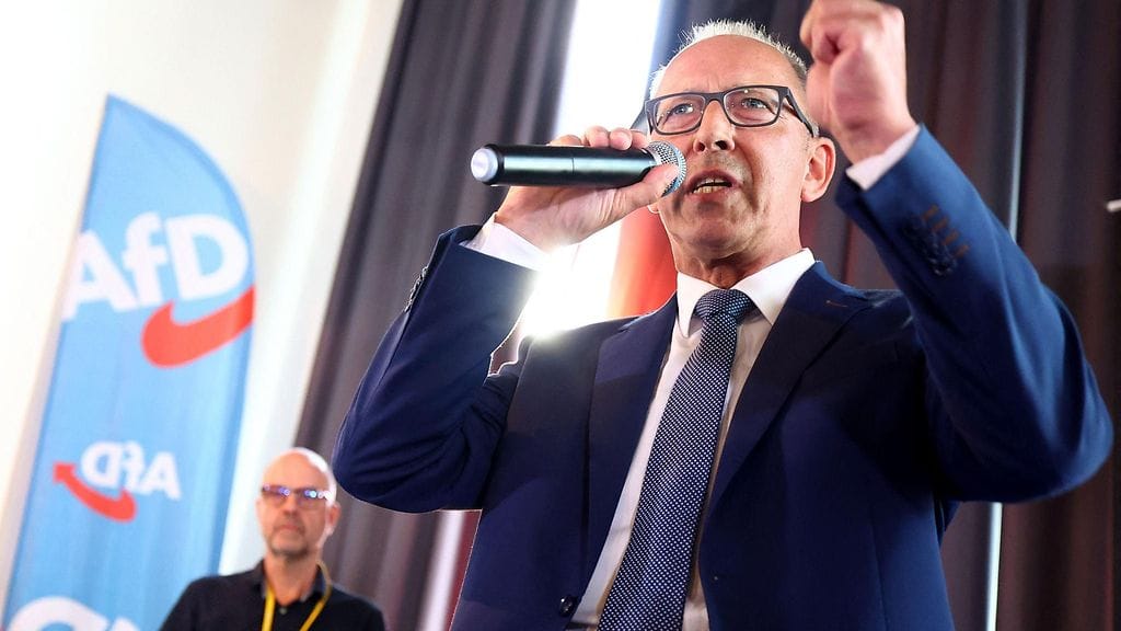 Äärioikeistolaisen AfD -puolueen kärkiehdokas Jörg Urban (oik.) puhuu lavalla puolueen vaali-illassa Dresdenissä Itä-Saksassa.