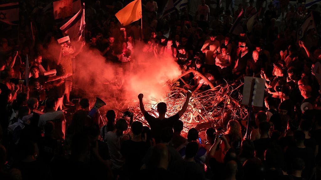 Protesteja järjestettiin esimerkiksi pääkaupunki Tel Avivissa, jossa mielenosoittajat tukkivat keskeisen valtatien.