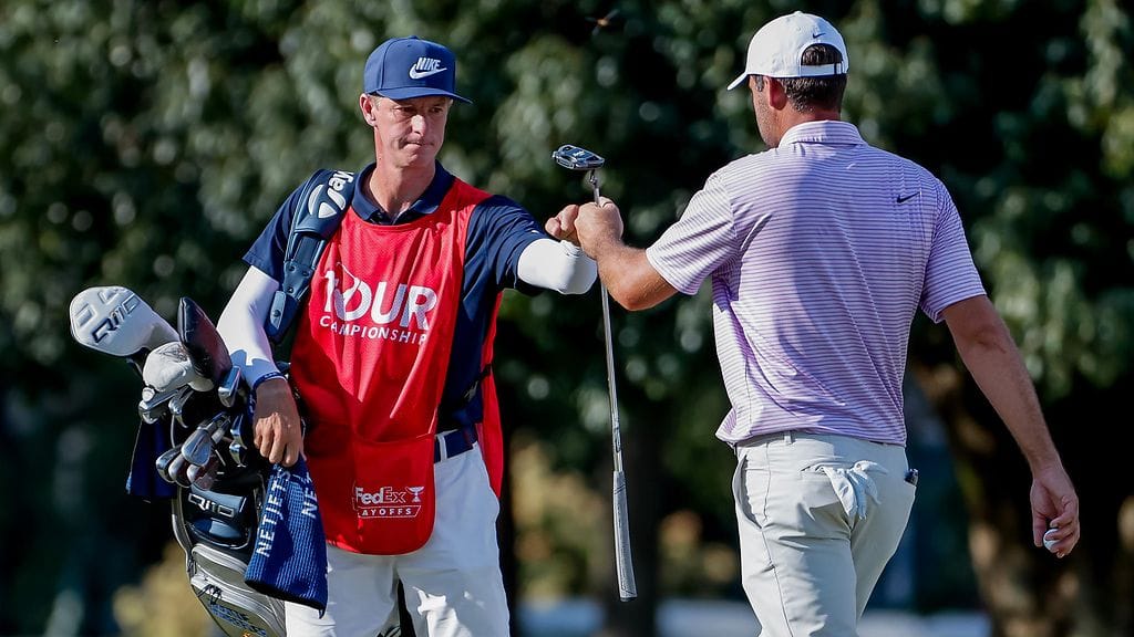 Nykygolfin kovin aisapari, Scottie Scheffler (oik.) ja caddie Ted Scott.