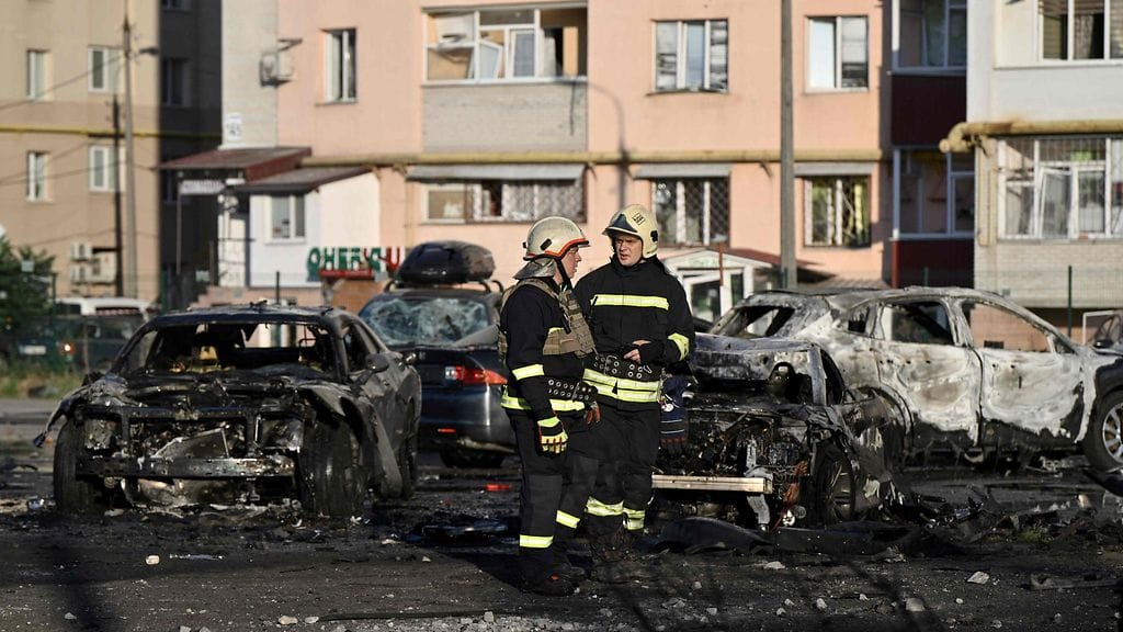 Arkistokuvassa Sumyn alueen viranomaiset tutkivat Venäjän iskun aiheuttamia vaurioita elokuun puolivälissä.