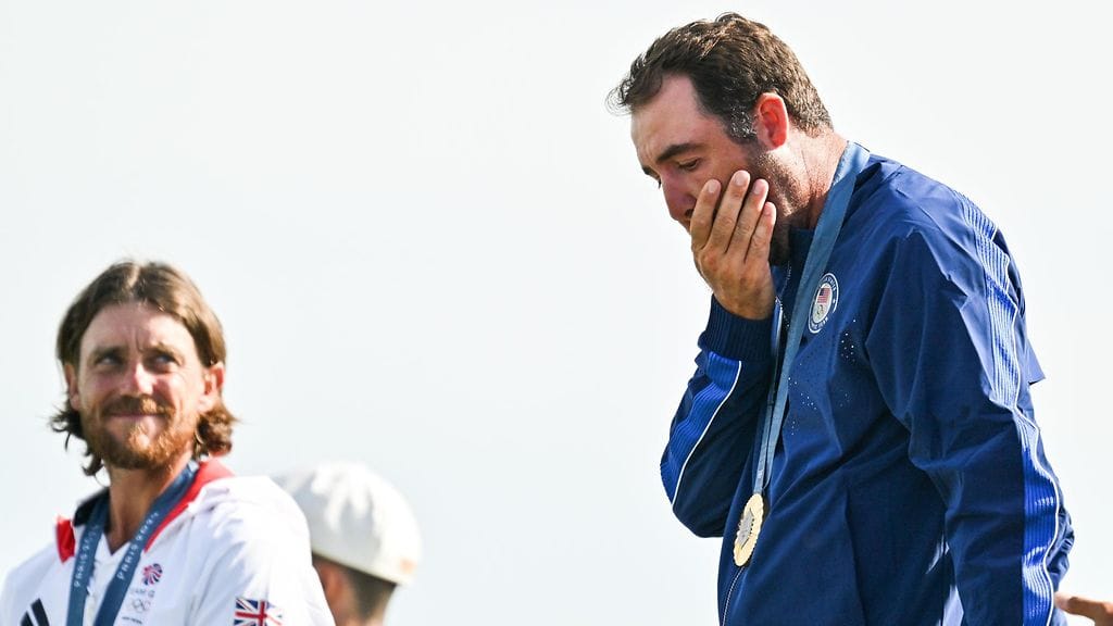 Scottie Scheffler liikuttui kuultuan Yhdysvaltojen kansallislaulun olympiavoittonsa kunniaksi Pariisissa. Taustalla hopeamitalisti Tommy Fleetwood.