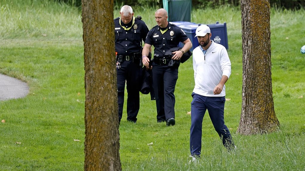 Poliisit seurasivat Scottie Schefflerin (oik.) liikkeitä tämän pidätyksen jälkeen Valhalla-golfklubilla Kentuckyssa 17. toukokuuta. Scheffler pelasi loistokierroksen odottamattomista seuralaisista huolimatta.