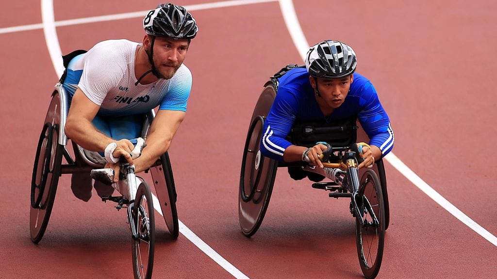 Henry Manni ja Pariisin kultamitalisti Chaiwat Rattana kuvattuna Tokion paralympialaisissa elokuussa 2021.