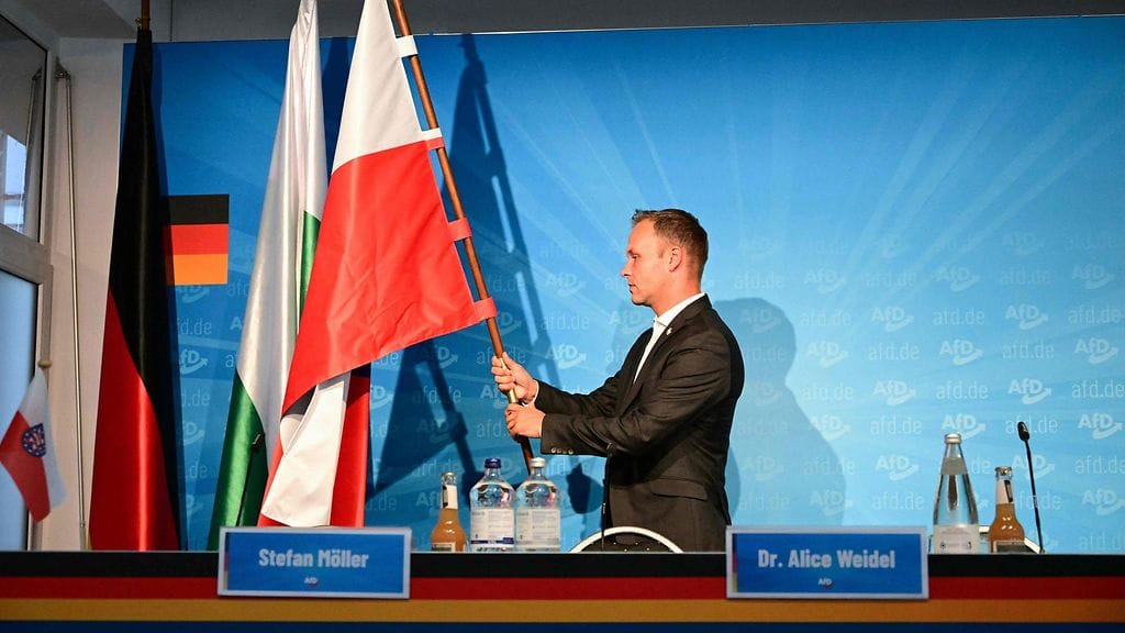 Saksan liittokansleri Olaf Scholz kehottaa maan valtapuolueita säilyttämään palomuurin laitaoikeistolaista Vaihtoehto Saksalle -puoluetta (AfD) vastaan. Lippuja pystytettiin äärioikeistolaisen Vaihtoehto Saksalle -puolueen (AfD) lehdistötilaisuutta varten Berliinissä tänään.