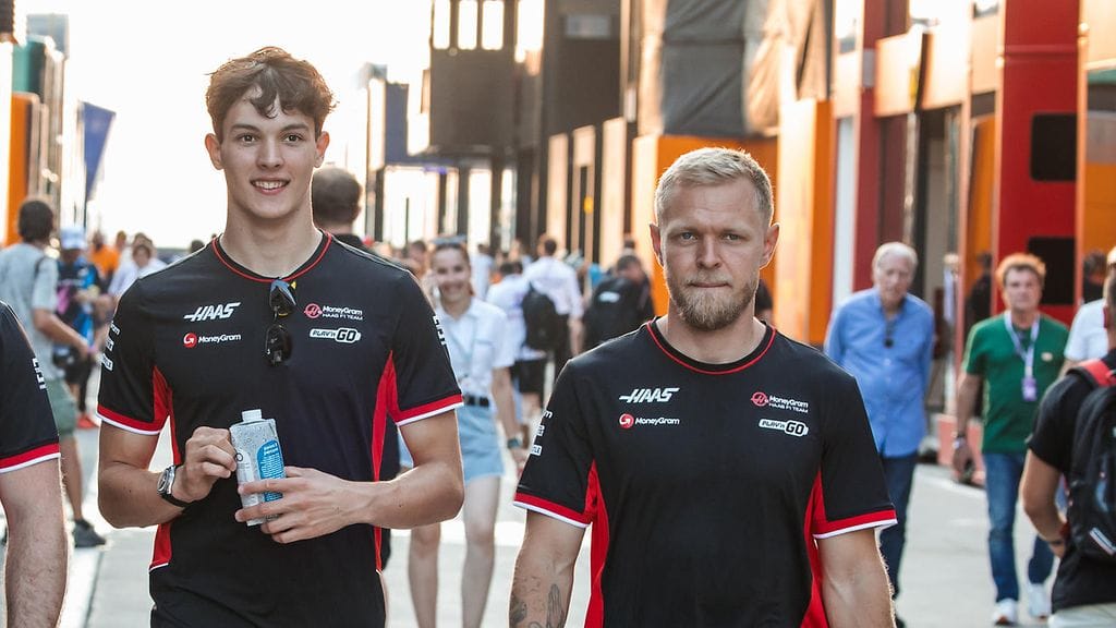 Oliver Bearmanin (vas.) huhutaan ajavan ajokiellon saaneen Kevin Magnussenin tilalla Haasilla seuraavassa F1-osakilpailussa Azerbaidzhanin Bakussa.