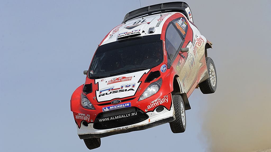 Kuvassa Novikov lentää Sardinian MM-rallissa 2011.