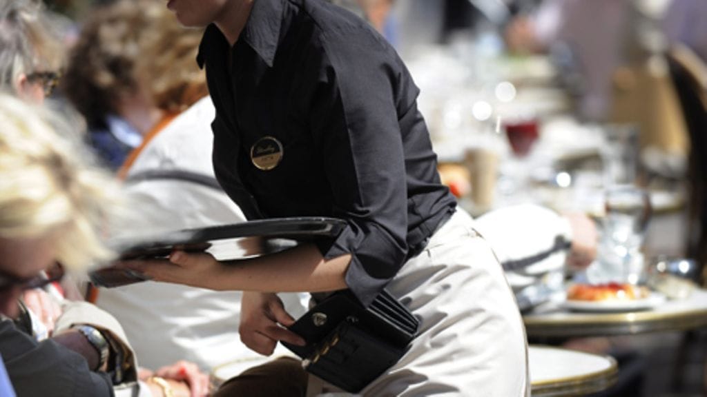 Asiakaspalvelutehtävissä työskentelevien palkka on noussut vain viitisensataa euroa yhdeksässä vuodessa.