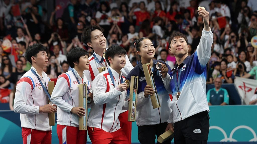 Kiinan Wang Chuqin ja Sun Yingsha, Pohjois-Korean Ri Jong-Sik ja Kim Kum-Yong sekä Etelä-Korean Lim Jonghoon ja Shin Yubin poseerasivat selfiessä.