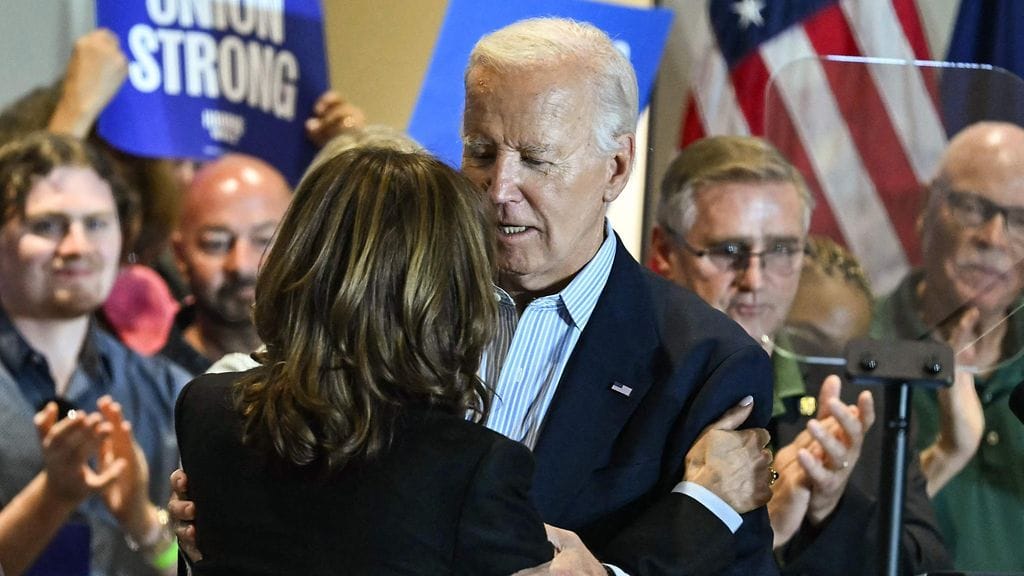 Kuva maanantailta Pittsburghista, missä Harris ja Biden kampanjoivat sähköalan työntekijöitä ja eläkeläisiä edustavalle ammattiliitolle.