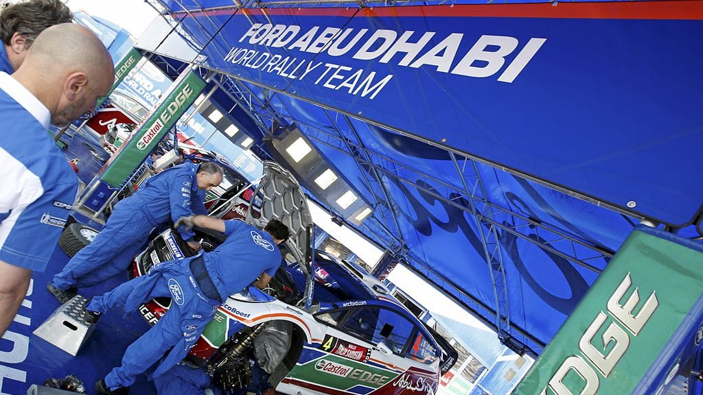 Mekaanikot Latvalan auton kimpussa torstaina.