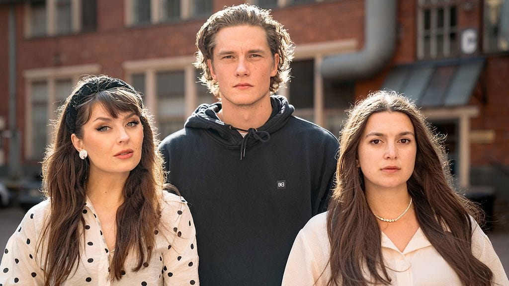 Anna minun rakastaa enemmän -romaanista tehtävän elokuvan pääosia esittävät Rita Behm, Pyry Kähkönen ja Mimosa Willamo.