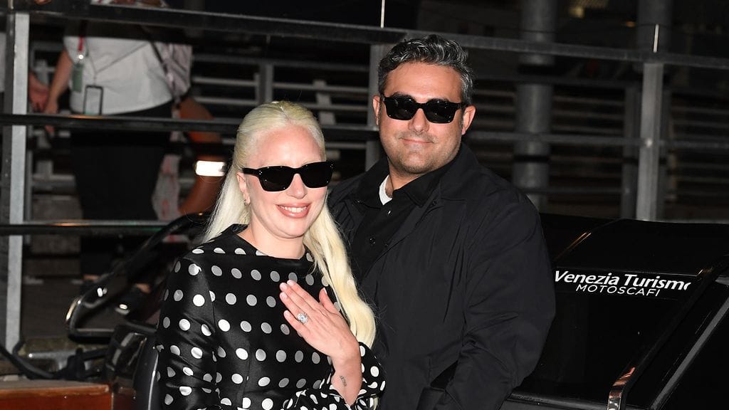Lady Gaga esitteli valtavaa timanttisormustaan Venetsian kansainvälisillä elokuvajuhlilla 2. syyskuuta kihlattunsa Michael Polanskyn kanssa.