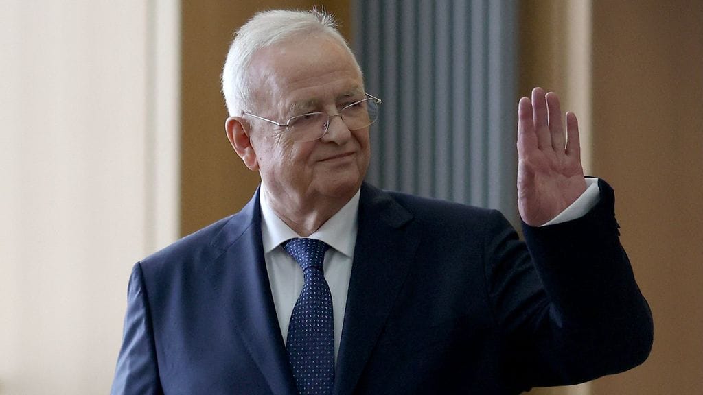 Volkswagenin entinen toimitusjohtaja Martin Winterkorn vilkutti saapuessaan oikeuteen oikeudenkäyntiinsä Braunschweigissa Pohjois-Saksassa.