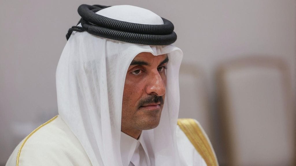 44-vuotias emiiri Tamim bin Hamad Al Thani peri kaiken vallan Qatarissa isältään varsin nuorena jo vuonna 2013. Hänellä on tiettävästi ainakin kolme vaimoa, joista yhden kanssa hän on esiintynyt yhdessä myös joillakin ulkomaanvierailuilla.