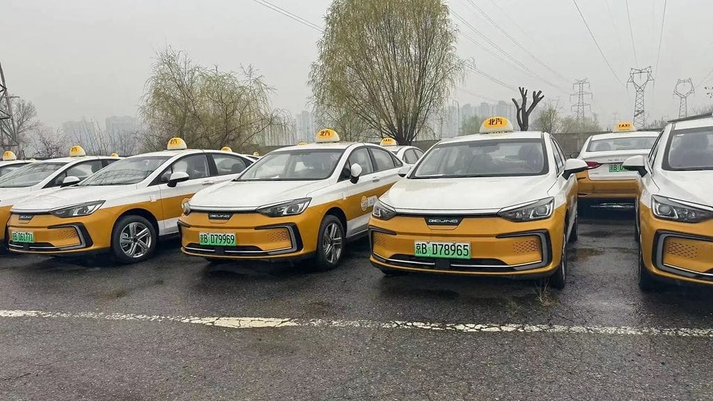 Kiinalaisia Beijing-täyssähkötakseja varikolla Pekingissä. Nimivalinnalla halutaan korostaa, että Kiinan pääkaupunki kulkee sähköistymiskehityksen kärjessä.