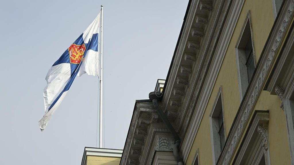 Suomen lippu lipputangossa Valtioneuvoston linnassa Helsingissä Qatarin emiirin, sheikki Tamim Bin Hamad Al Thanin vierailun takia.