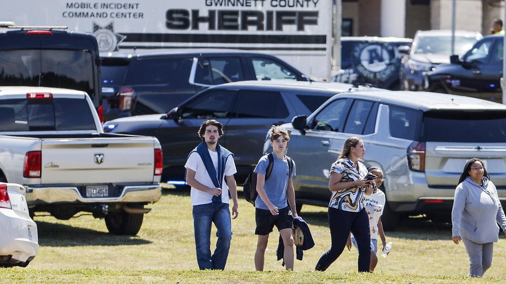 Ainakin neljä ihmistä kuoli ja yhdeksän loukkaantui koulussa tapahtuneessa ampumisessa. Kuvassa ihmisiä Apalacheen lukion lähellä Georgiassa.