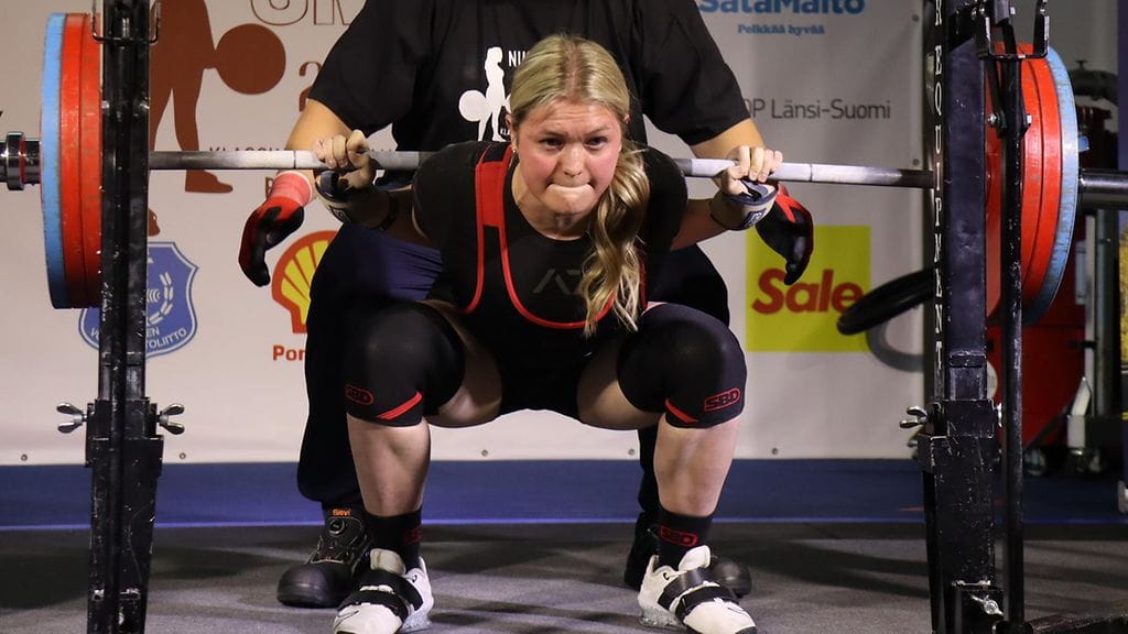 Rauta on voimanoston maailmanennätystytölle kevyttä – Juuli Kostian, 17, näyttää voimansa kyykyssä, penkissä ja maastavedossa