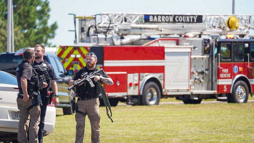 Kuva tapahtumapaikalta Apalacheen lukiolta Georgiasta. Osavaltion poliisin mukaan epäiltyä ampujaa aiotaan kohdella lain silmissä aikuisena ja syyttää murhista.