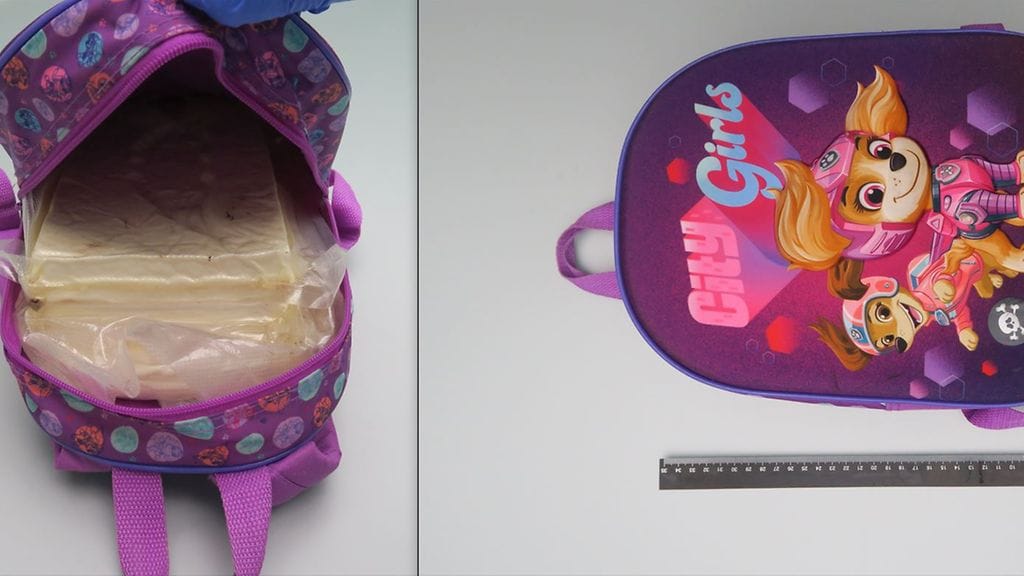 Poliisi kertoo, että eräs epäillyistä kuljetti huumeita tässä lasten repussa. Epäilty otettiin kiinni huhtikuussa.