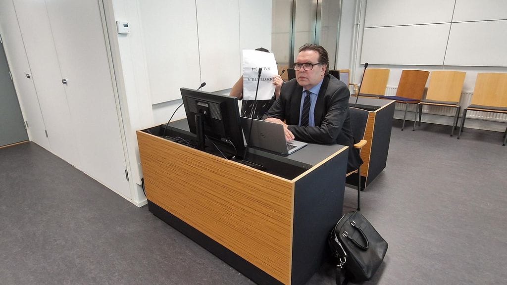 Syytetty peitteli kasvojaan Itä-Uudenmaan käräjäoikeudessa torstaina.