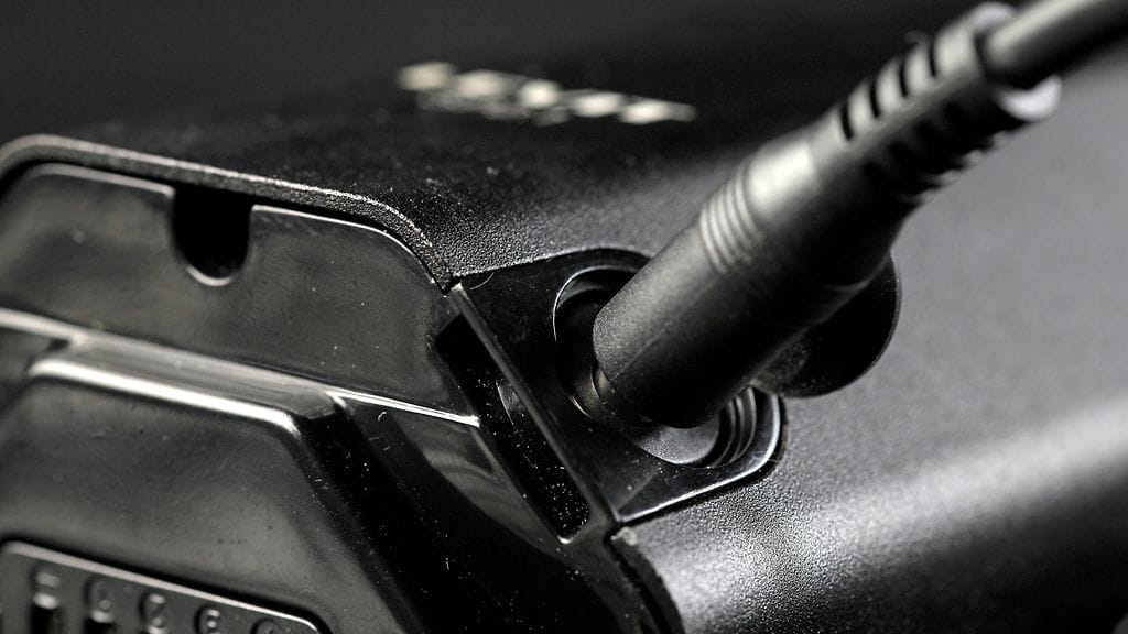 Sähköpyörän akku latauksessa